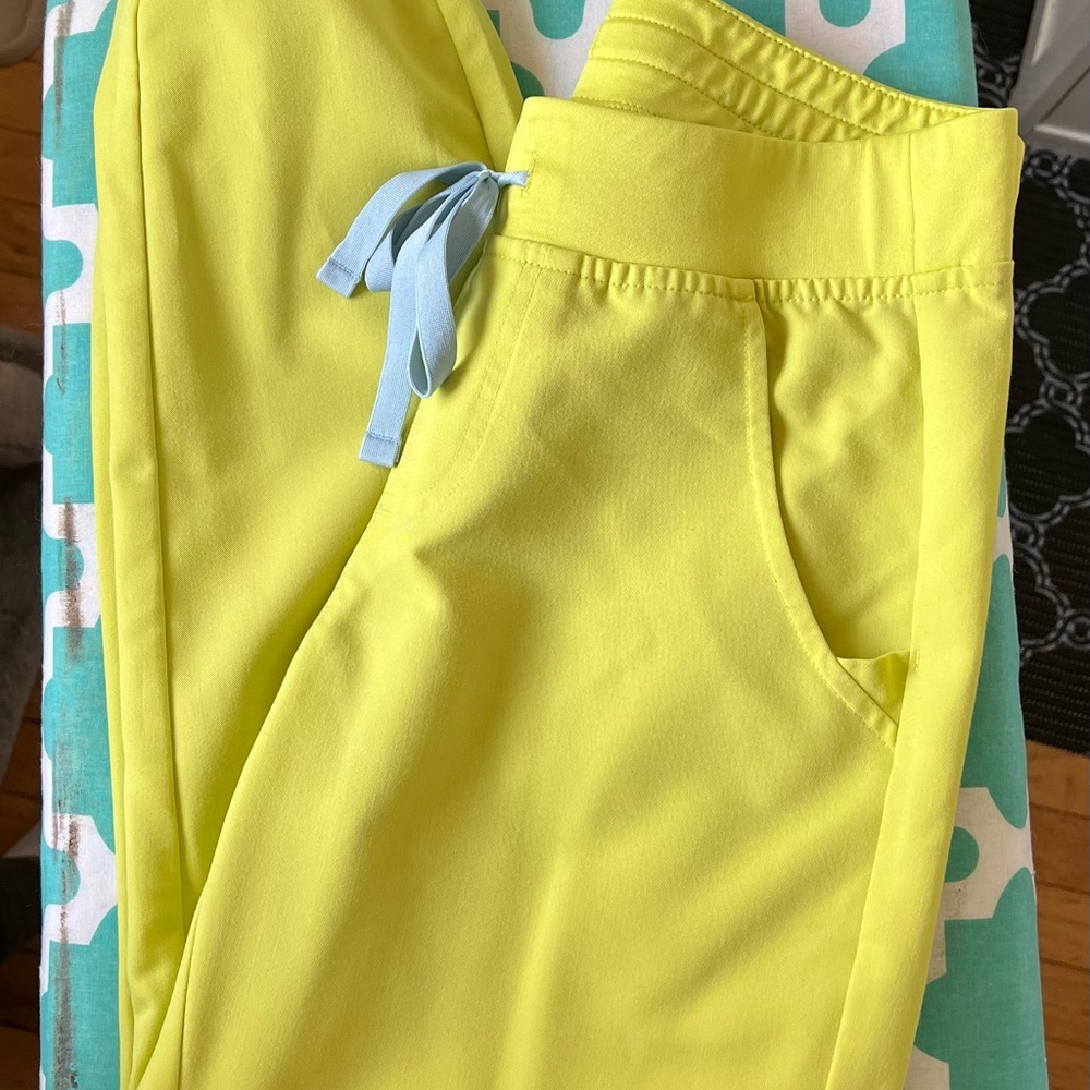 Women's Citrine Zamora™ - Petite Jogger Scrub Pants  xs